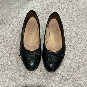 Chanel black ballet flats 38 1/5. Used in great condition. Black quilted pattern